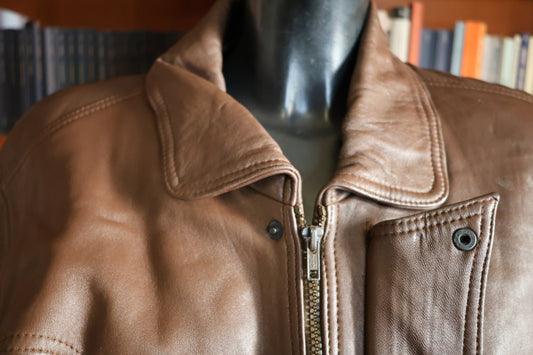 Giacca in pelle marrone con colletto