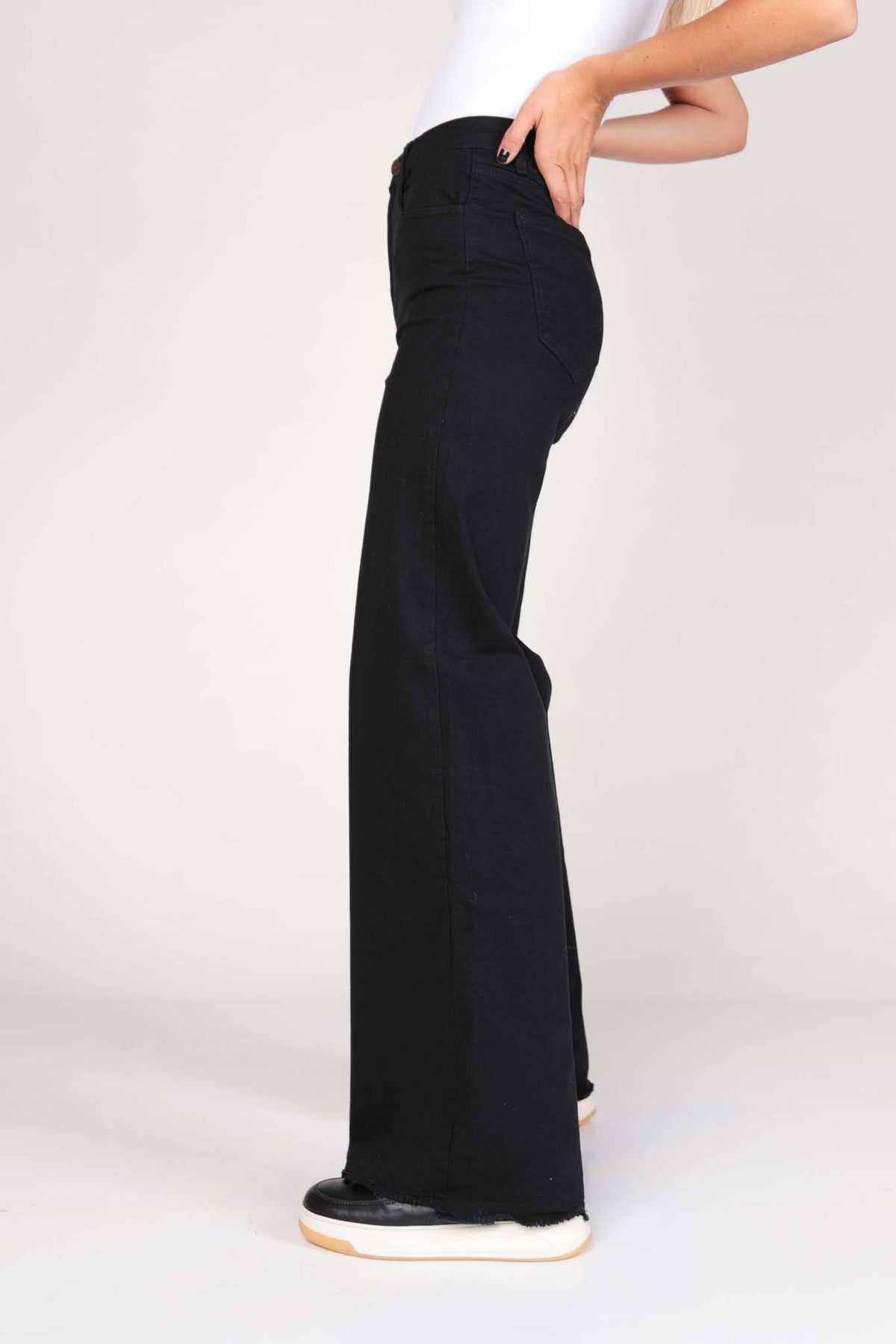 Classic Straight Jeans: Black / 42 / High