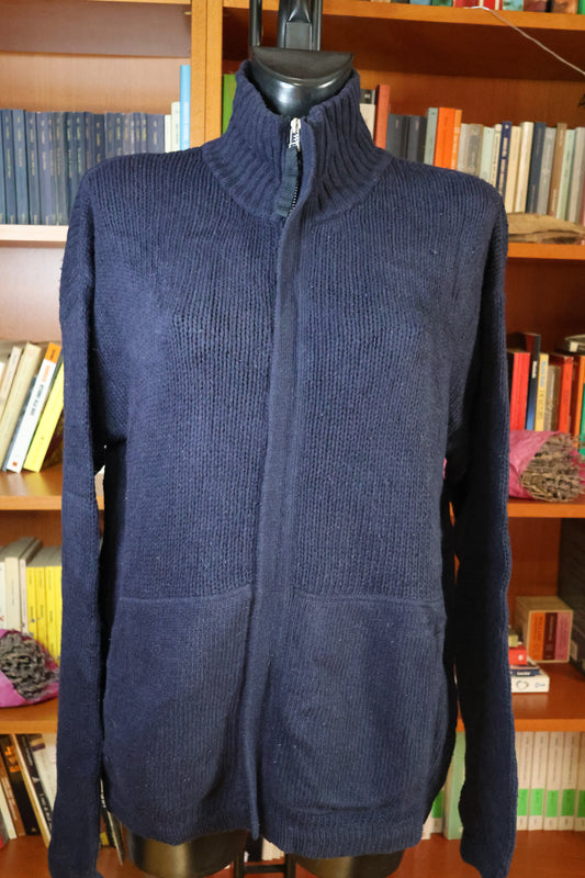 Dark blue sweater with big pockets