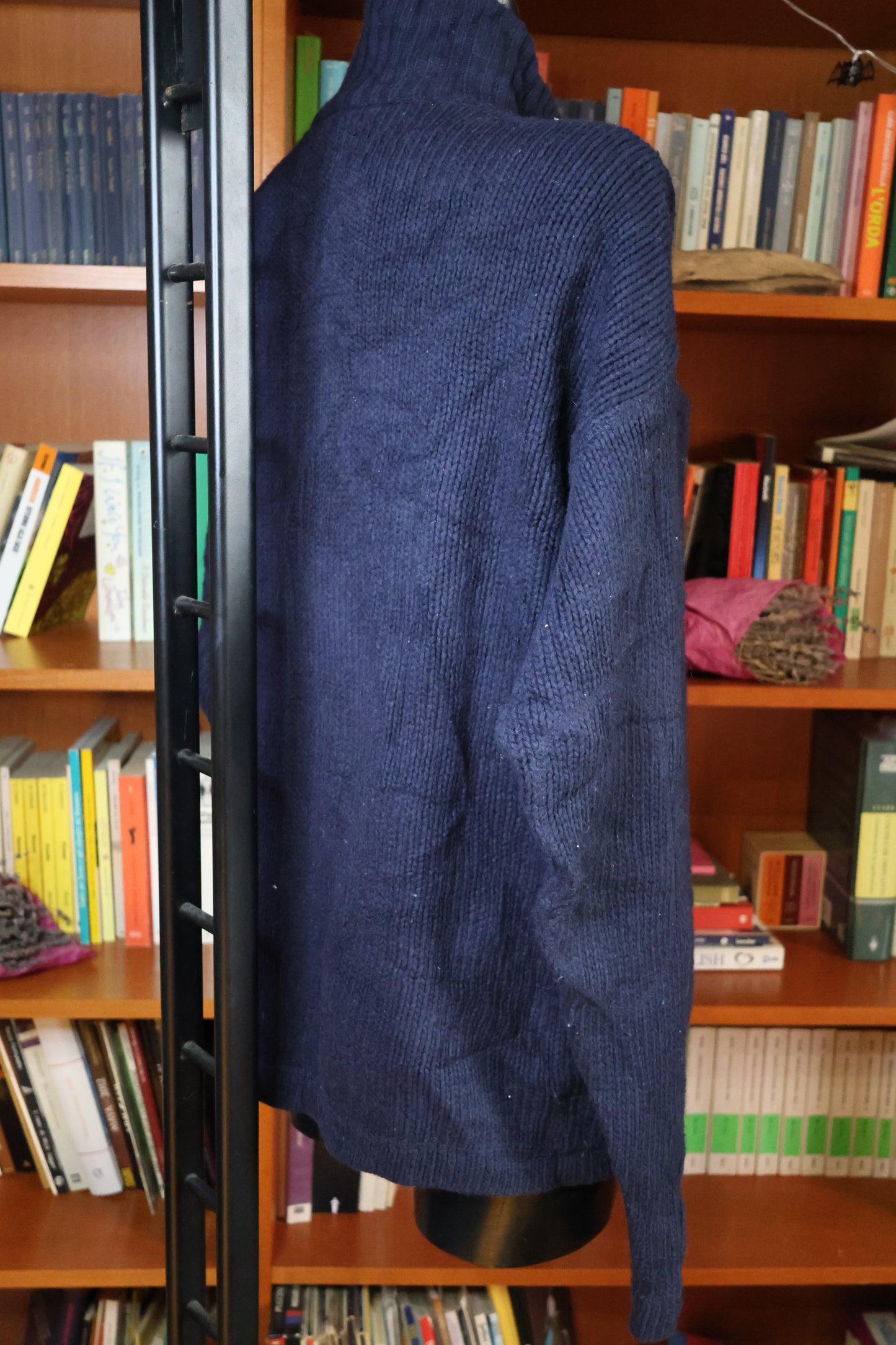 Dark blue sweater with big pockets