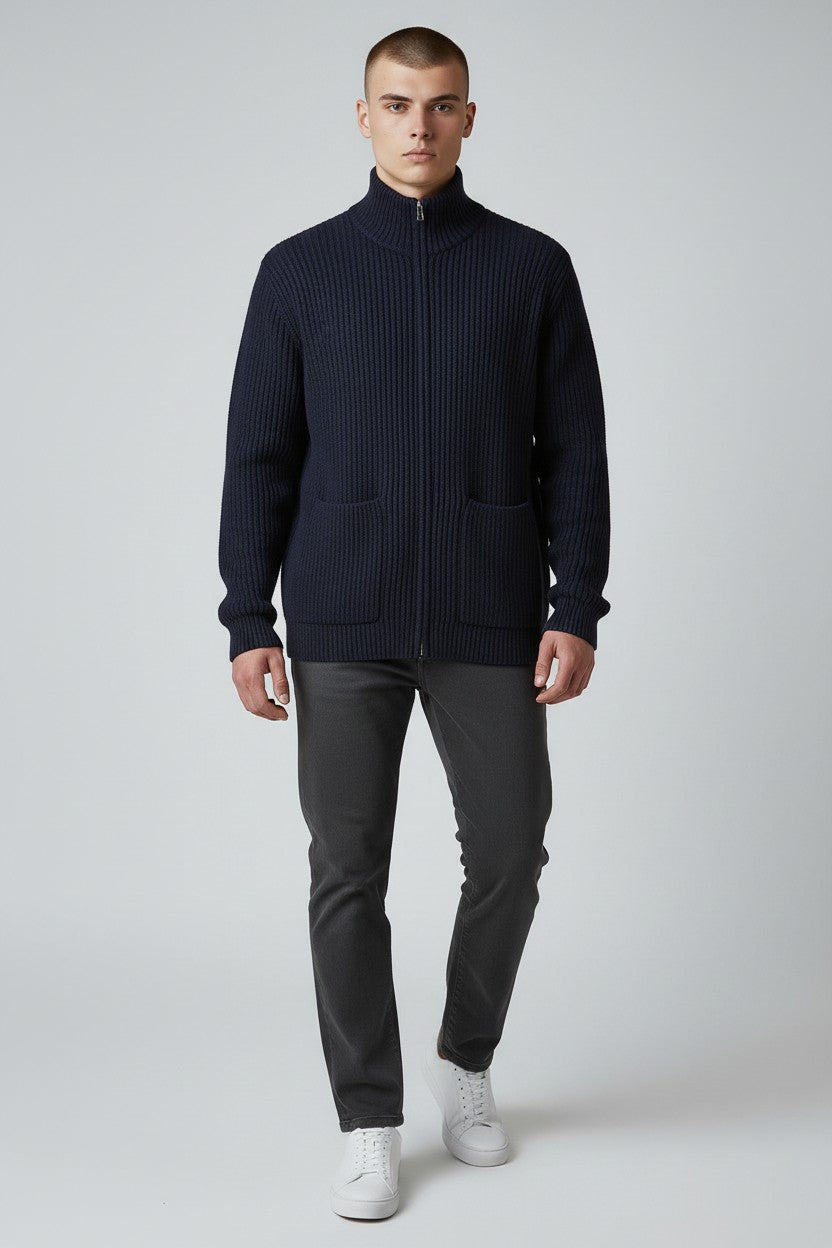 Maglione blu con tasche grandi